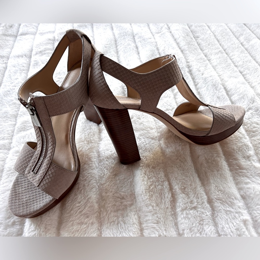 Taupe color women’s shoe 4 inch wood tone heel.  Heel is approx 1.5 Inches thick